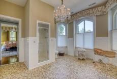 Armstrong Suite private bathroom